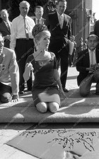 8b03-076 Debbie Reynolds puts hands feet in cement Chinese Theatre 8b03-076 8b03