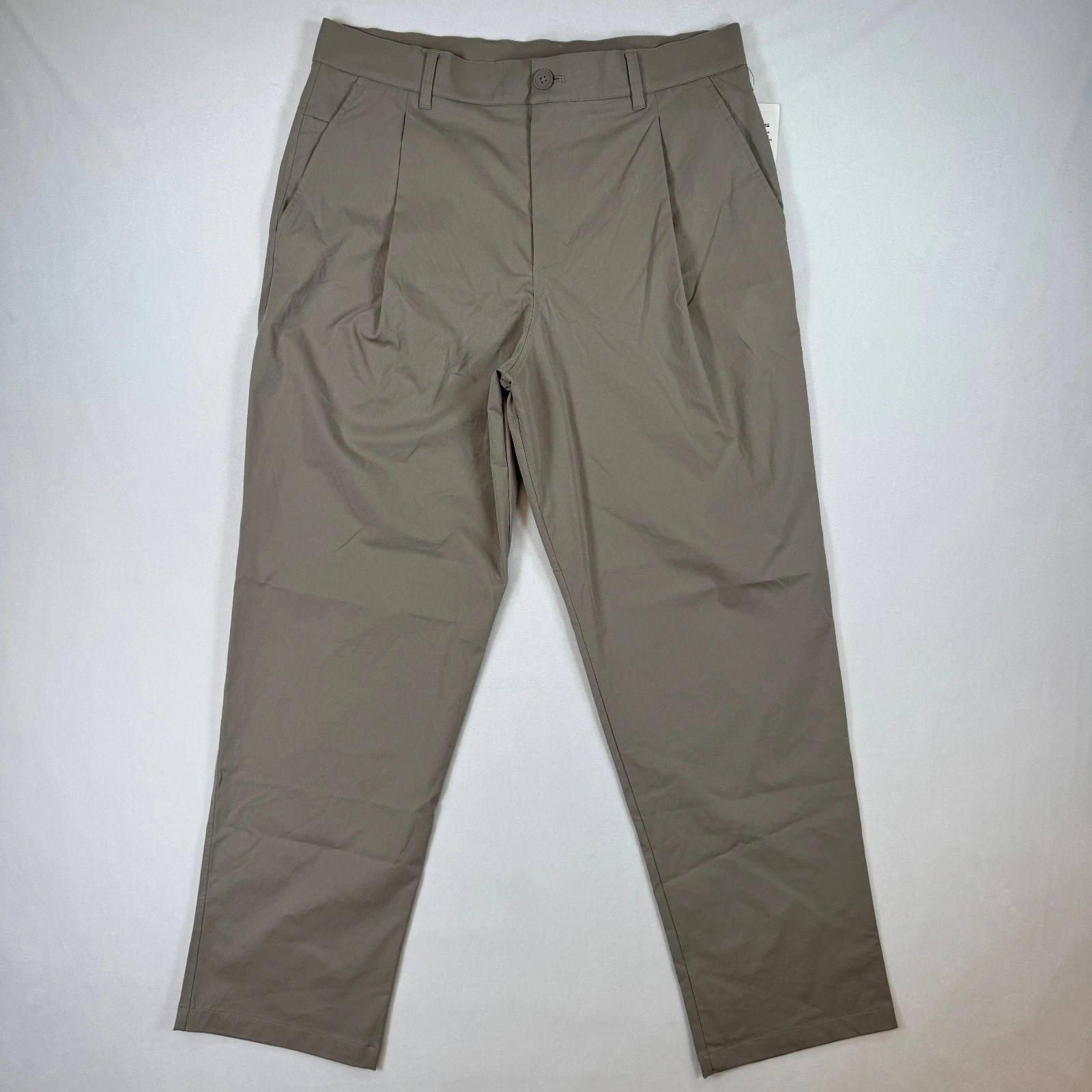 NWT Lululemon Men's Woven Classic-Fit Pleated Lightweight Trouser Pants, Size 34
Opens in a new wind