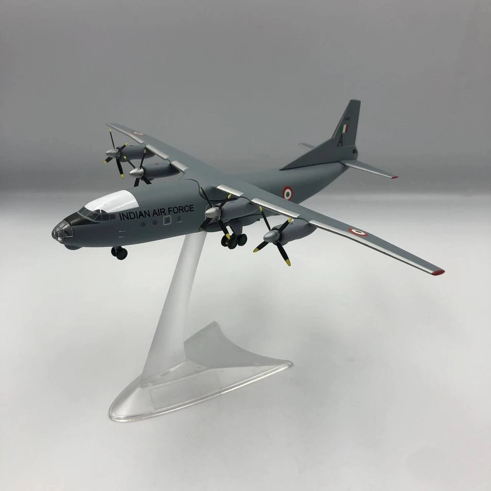 Modelo de avión escala 1/200 Antonov An-12 Indian Air Force L646 A Foto 4 de 4
