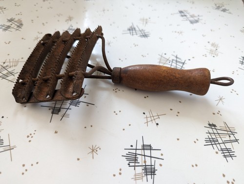 Primitive Antique Horse Curry Comb Wooden Handle Rustic Farm Tool Distressed - Picture 6 of 9