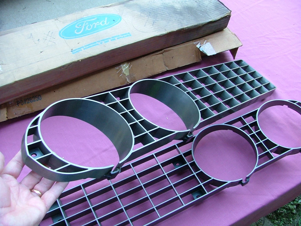 Ford Torino Fairlane 1971 parrillas, izquierda y derecha, ¡nuevo! biseles faros rejilla Foto 4 de 4