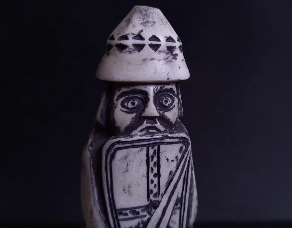 Figura Lewis Chessmen Berserker / Torre - Cuerno de alce tallado a mano ajedrez vikingo Foto 3 de 4
