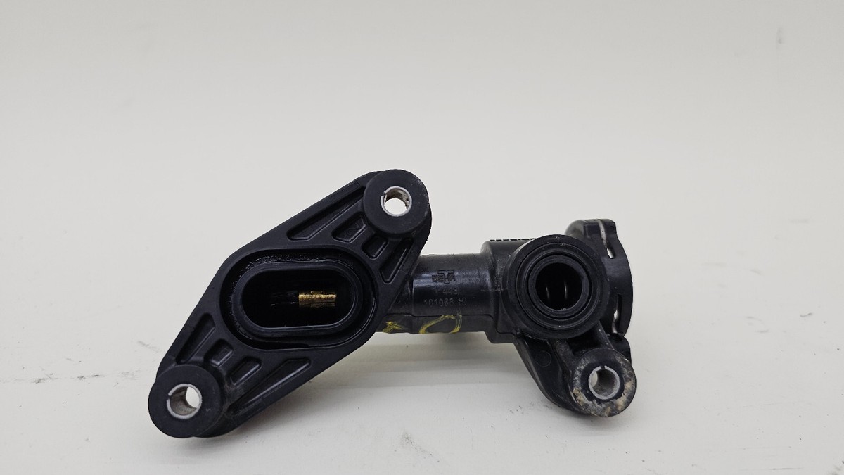 14-18 BMW X5 F15 Oil Cooler Thermostat 1721 7600563 / 101068 10