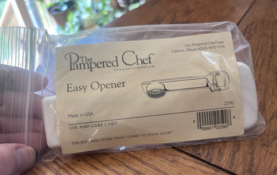 NEW PAMPERED CHEF EASY OPENER PLASTIC MAGNETIC BOTTLE CAN TAB 2590 USA MADE NOS