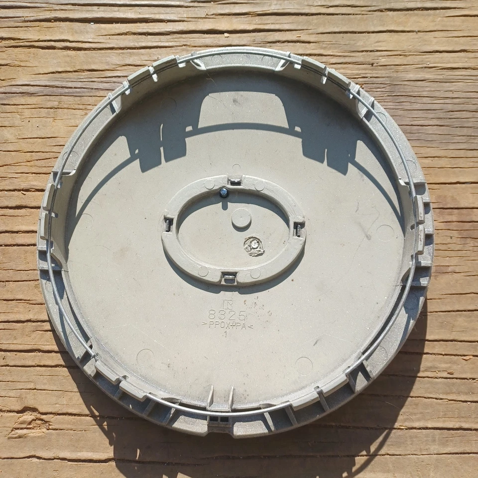 Lexus LS400 center cap, chrome emblem, 1993-1994 part number 8325 - Image 3 of 3