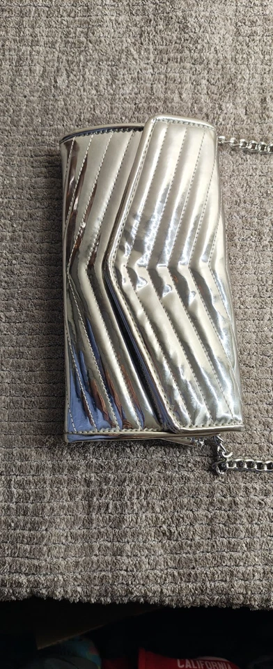 Hermoso bolso de mano/hombro Chevron plateado Forever 21 Foto 3 de 4