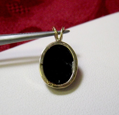 VINTAGE 14K YELLOW GOLD OVAL SHAPE ONYX WITH MULT COLOR INLAY PENDANT 1.5 GRAMS - Picture 5 of 5