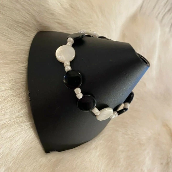 Pulseira retrô elástica madrepérola preto branco miçangas costeiras praia 6652 - Imagem 2 de 4