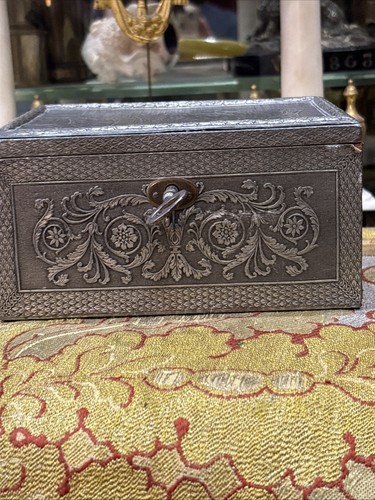 ancien coffret boite en metal argenté repoussé a decor scene de diner - Picture 3 of 4