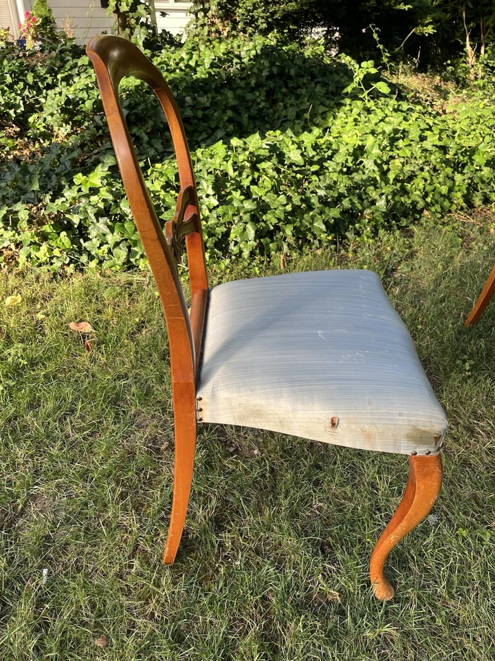 Sillas pequeñas antiguas estilo francés Foto 3 de 4