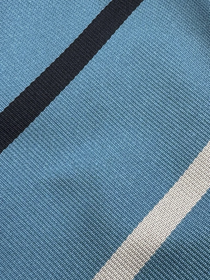 Corbata REPP de lujo Ben Silver para hombre azul blanco tira P seda inglesa 3,5" 58” usada en excelente estado Foto 2 de 4