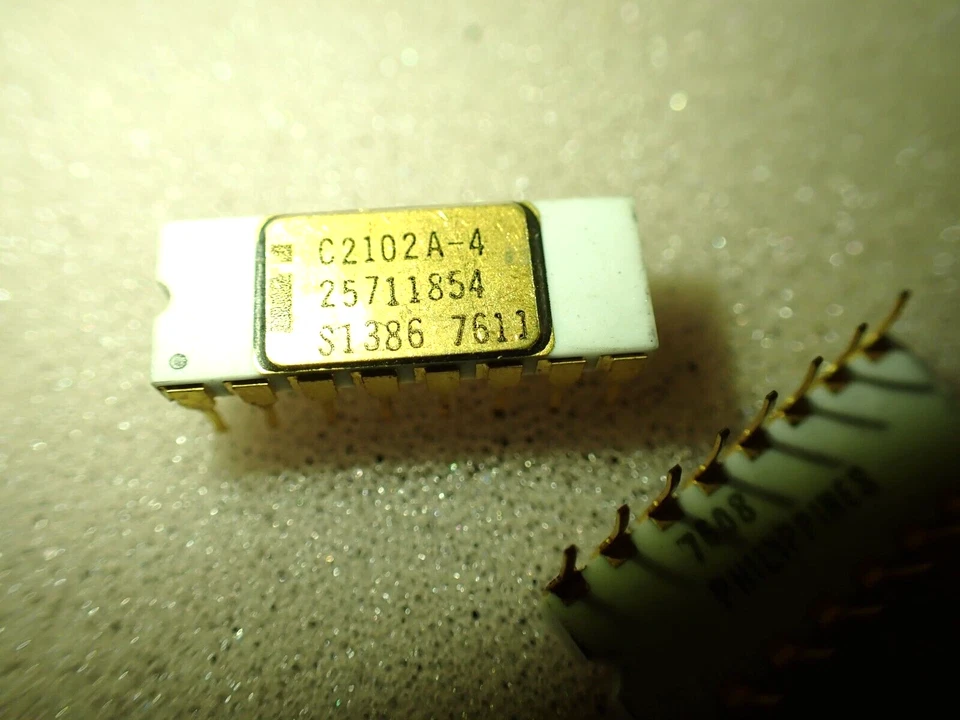 C2102A-4 INTEL C2102 1K SRAM 1024Bit WHITE CERAMIC GOLD TOP PINS APPLE 1 Mimeo-1 - Image 2 of 4