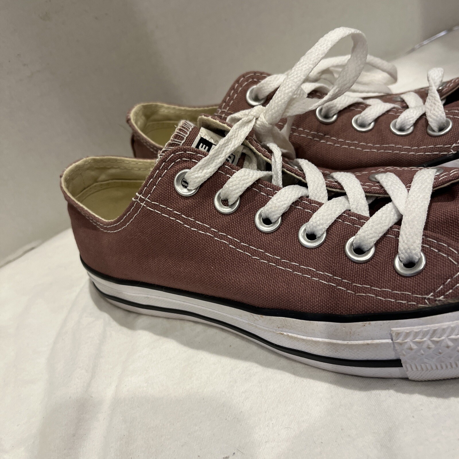 Converse Womens Sz 7 Chuck Taylor All Star Low  Lace Up thumbnail 2