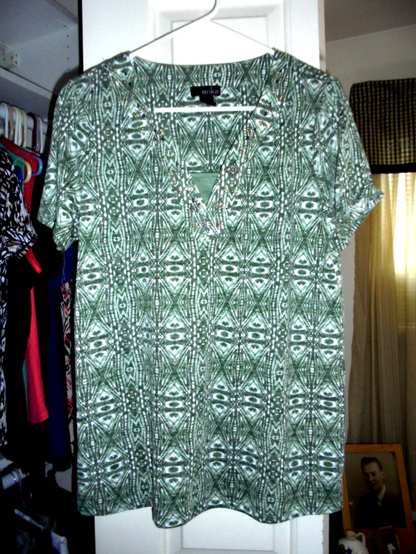 ERIKA MULTI-GREEN/WHITE SHORT SLEEVE PULLOVER V-NECK TOP SZ MED