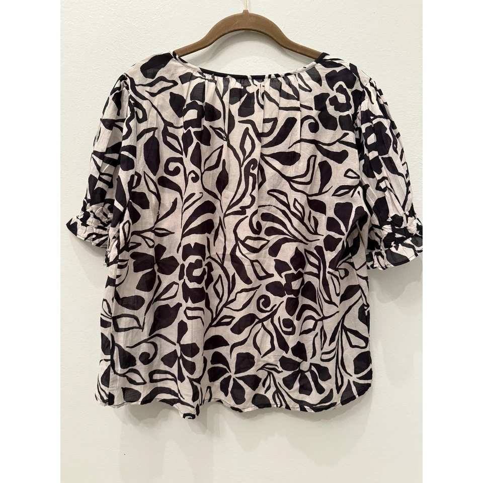 Blusa para mujer Velvet by Graham & Spencer negra blanca con estampado floral cuello en V talla M Foto 4 de 4