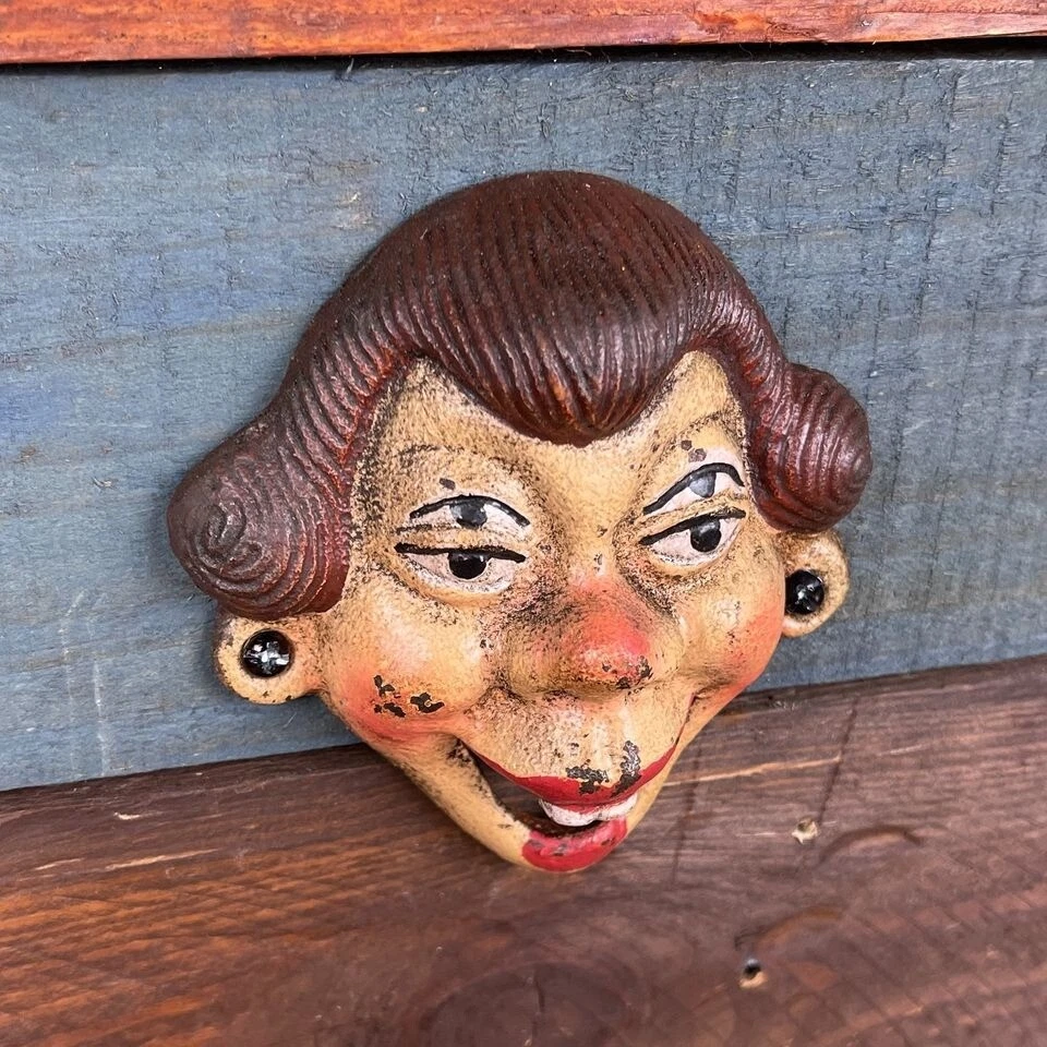 Abridor de botellas de hierro fundido de 4 ojos para dama montado en la pared con acabado antiguo pintado Foto 3 de 4