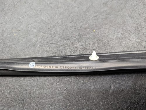 Front Right Door Weatherstrip 2022 Chevrolet Equinox 22999210 2018 2019- 2021 - Picture 6 of 7