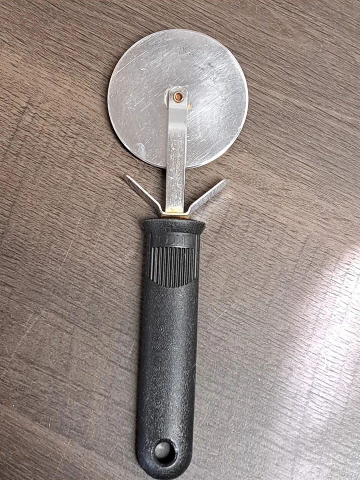 De Colección Ekco Mango Negro 13" L Colador Tamiz 6" Cesta, Cortador de Pizza, Tenedor de Carne Foto 2 de 4