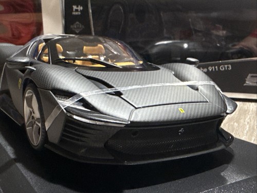 Ferrari Daytona SP3 Fibra di Carbonio bBurago 1:18 50° Anniversario Edizione Limitata - Foto 8 di 8