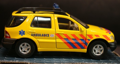 Mercedes Benz ML-320 M-Class Ambulance 1:43 Diecast Hongwell Cararama - Picture 5 of 6