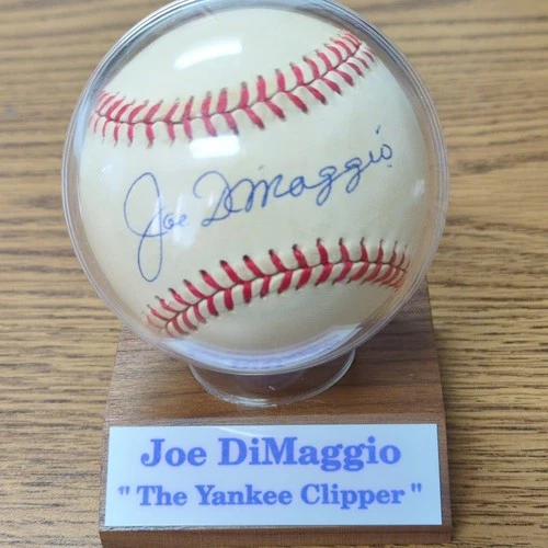 Joe DiMaggio New York Yankees Autographed MLB Baseball.  *GTP