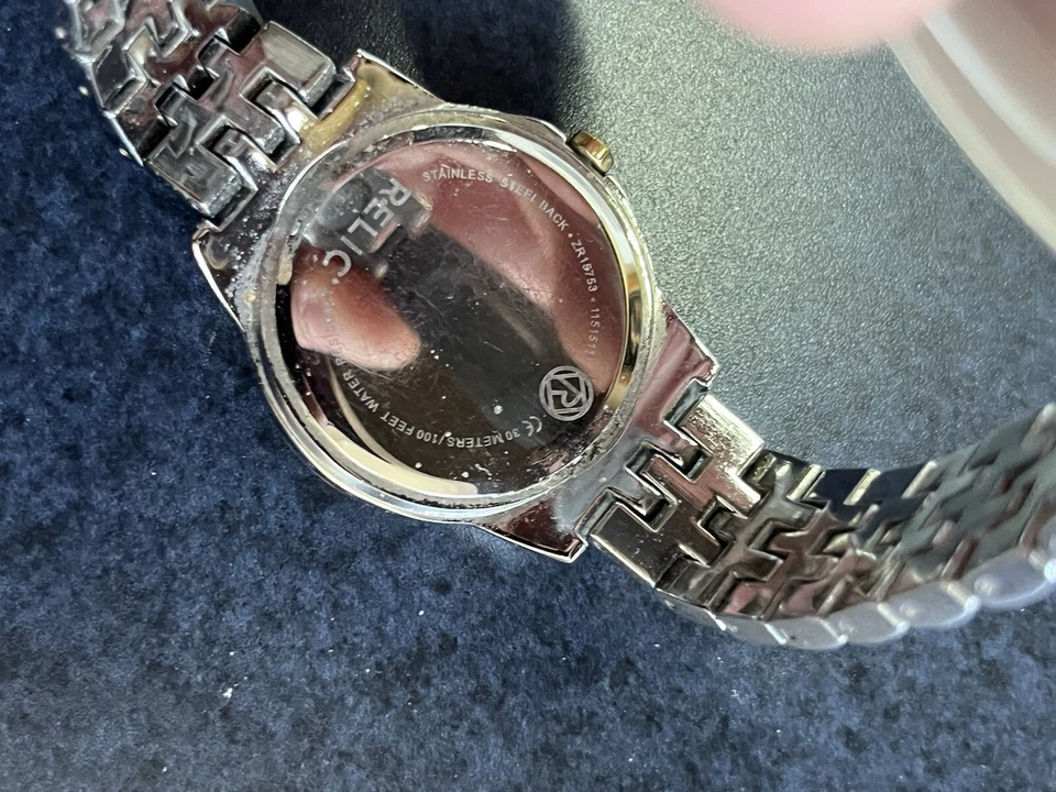 Reloj pulsera de cuarzo Relic ZR12115 para mujer de acero inoxidable analógico esfera plateada HO84 Foto 4 de 4