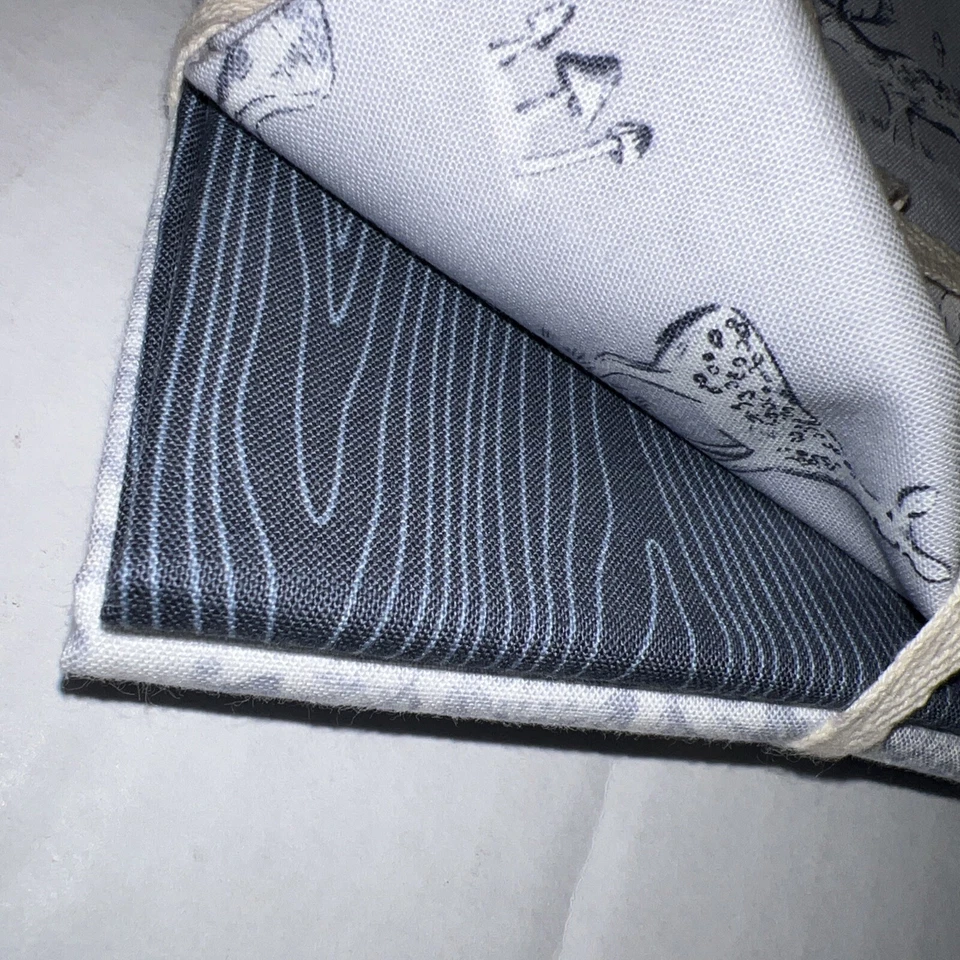 Paquete de cuatro cuartos de grasa azules Buck ciervo setas diseño madera tela damasco Foto 4 de 4