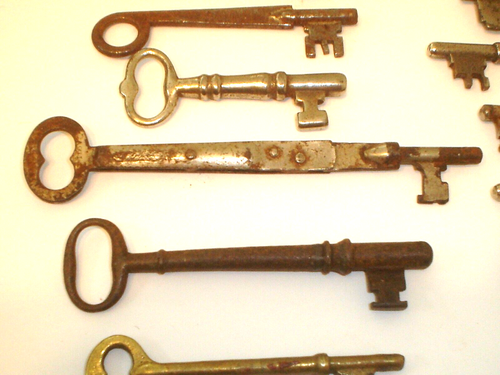 Antique / Vintage Lot of 17 Solid Barrel Skeleton Keys for Door Locks - Picture 3 of 13
