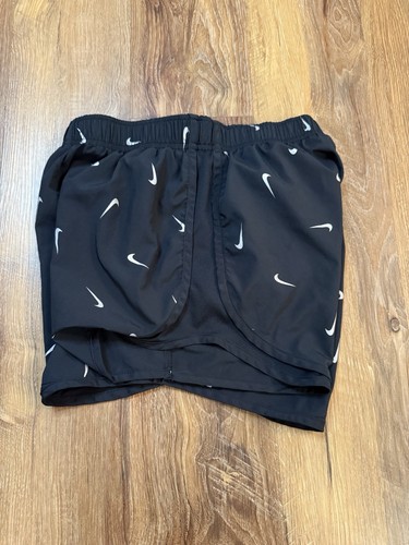 Pantalones cortos para correr Nike Swoosh negros pequeños con estampado integral para mujer - Imagen 8 de 11