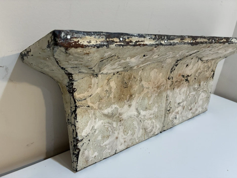 Manto arquitectónico vintage o estante de pared antiguo azulejo de techo de hojalata en relieve 23" Foto 4 de 4