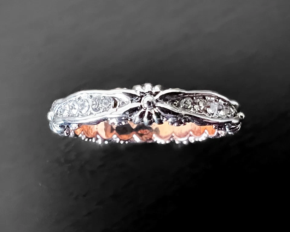 Anillo de plata esterlina con placa de oro rosa de eternidad de zafiro creado en laboratorio blanco Foto 2 de 4