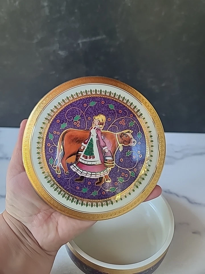 Plato con tapa Mikasa Christmas 1999 Eight Maids Of Milking Foto 2 de 4