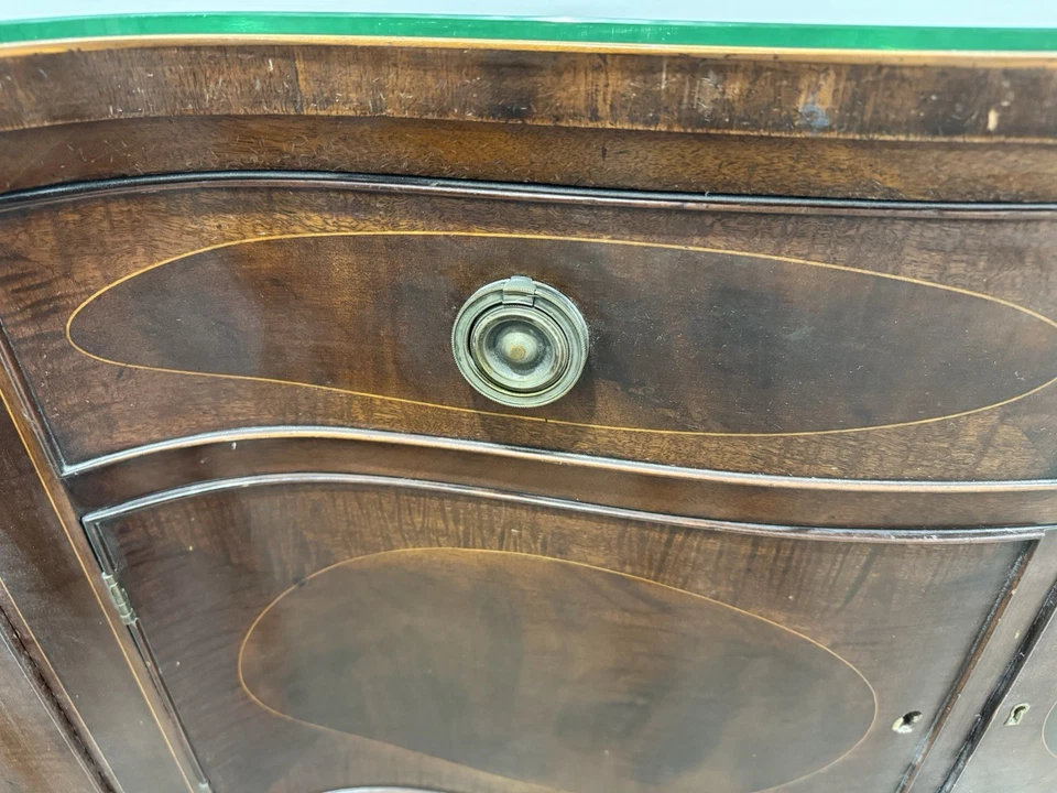 Aparador buffet vintage estilo federal caoba con detalles incrustados y tapa de vidrio Foto 2 de 4