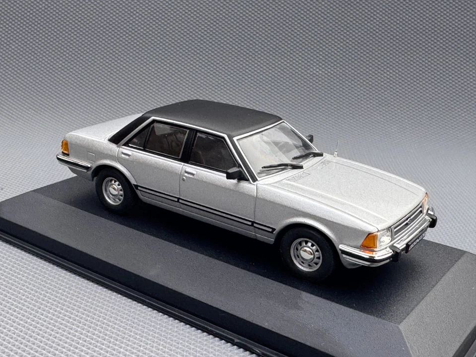 Coche modelo Ford Granda GL 1982 plateado caja blanca escala 1:43 Foto 3 de 4