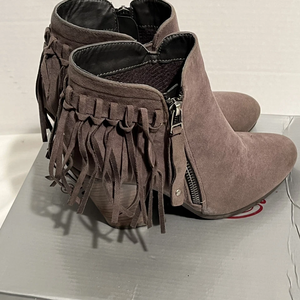 Botín Breckelles imitación gamuza topo flecos 6 tacón apilado cremallera lateral gallo usado en excelente estado Foto 4 de 4