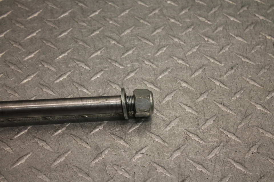 Suzuki Savage 650 LS650 1986 eje trasero rueda eje pivote perno 64711-24B0 Foto 4 de 4