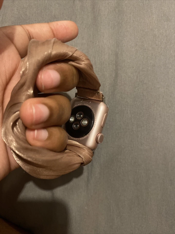 Reloj inteligente Apple MQ142LL/A Series 2 42 mm con estuche de aluminio dorado rosa Foto 2 de 3