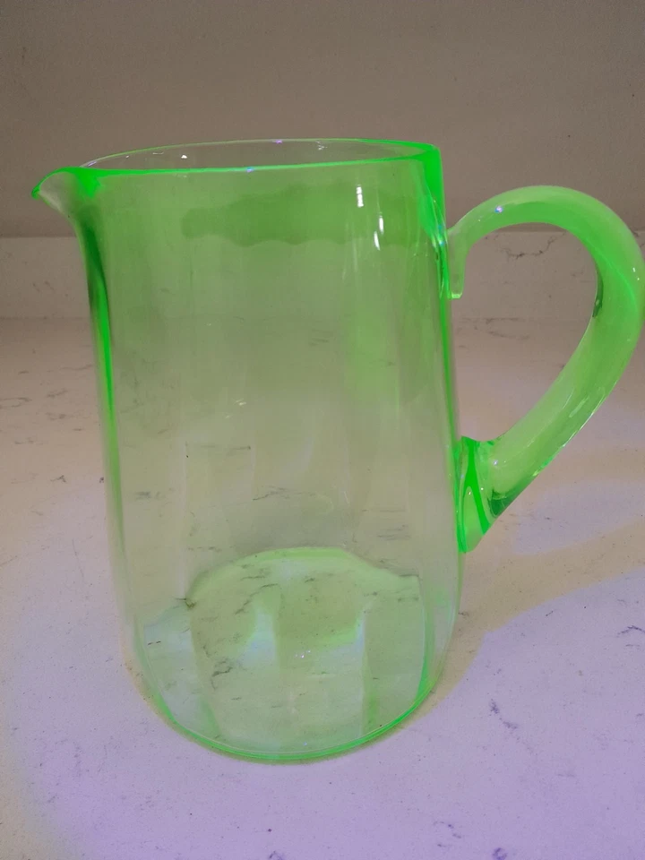 Jarra de vidrio de uranio verde vintage de los años 30 depresión grande 8" de alto excelente  Foto 2 de 4