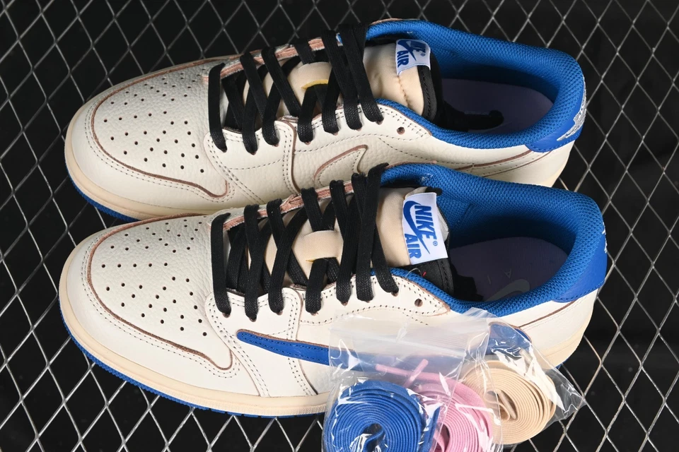 Jordan 1 Retro Bajo OG SP Fragmento x Travis Scott Vela Azul Militar Foto 3 de 4