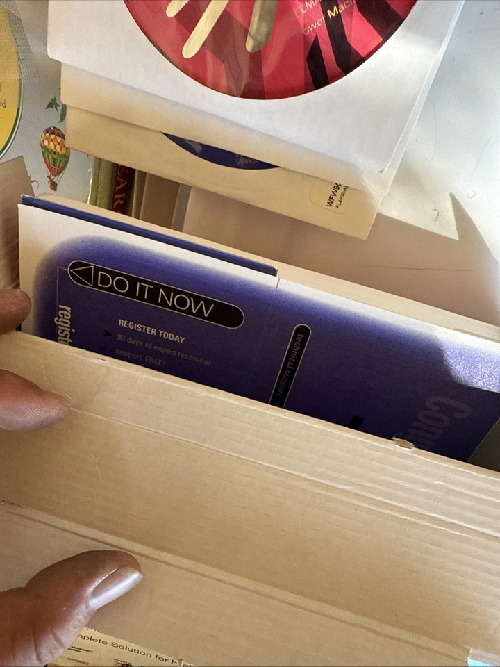 Macromedia Flash 5 Freehand 10 Studio - Image 3 of 3