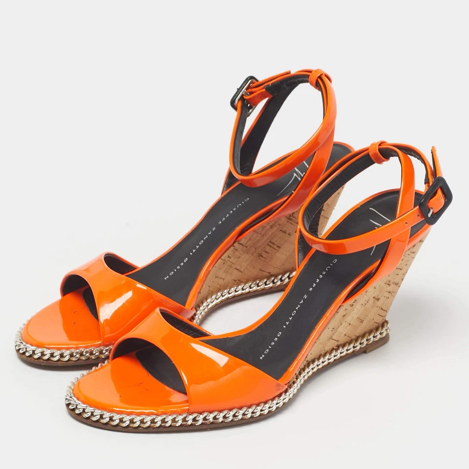 Sandalias Giuseppe Zanotti naranja charol cadena corcho cuña correa al tobillo Foto 2 de 4