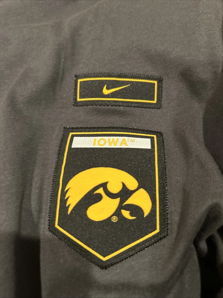 Camiseta con capucha Nike NCAA Iowa Hawkeyes Salute To Service LS DQ2134 talla XL NUEVA CON ETIQUETAS para hombre’s Foto 2 de 4