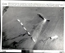LG43 1970 UPI Wire Photo THREE-MILE LONG OIL SLICK SPREADS PAST LINE OF BARGES