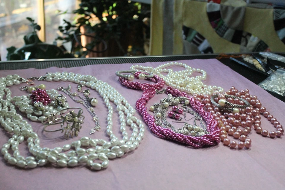 Faux pearls pink,cream silvertone set bracelet /necklace nwt - Image 2 of 4