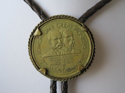 1979 Canada Edmontons Klondike 75th Anniversary Bolo Tie Pioneer Medallion - 第 1/1 張圖片