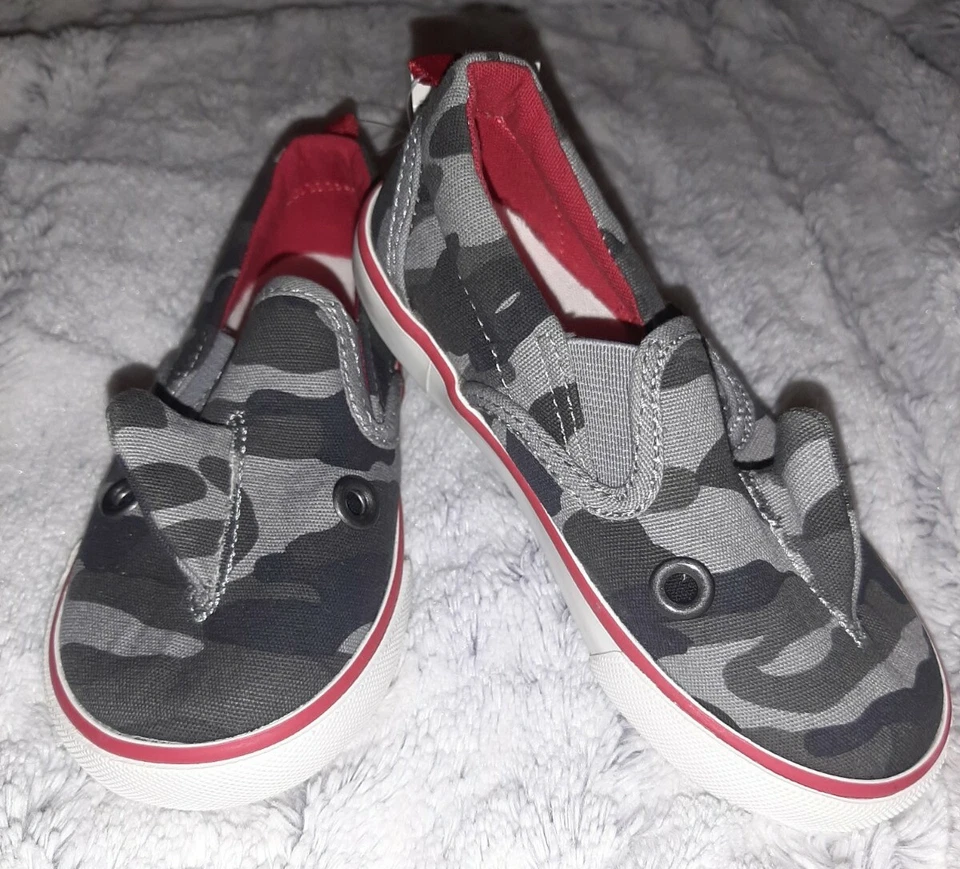 Size 8 NEW W/Tags Baby Gap Gray Red Camouflage Shark Fin Slip-On Sneakers Shoes - Image 2 of 4