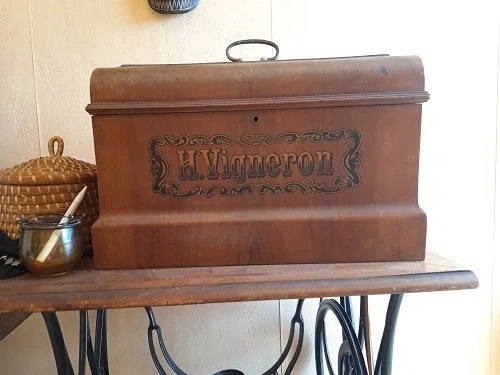 Ancienne machine à coudre H Vigneron - Photo 2/4