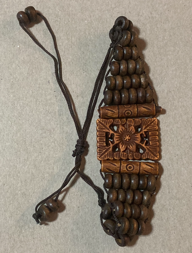 Hochwertiges Vintage Holz Armband mit Perlen und Blumenverzierung aus Holz -