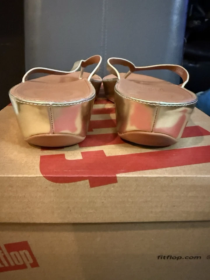 Sandalias Fitflop Linny plataforma dorada metálica talla 7 Usadas en Excelente Condición ¡Envío Gratis! Foto 3 de 4