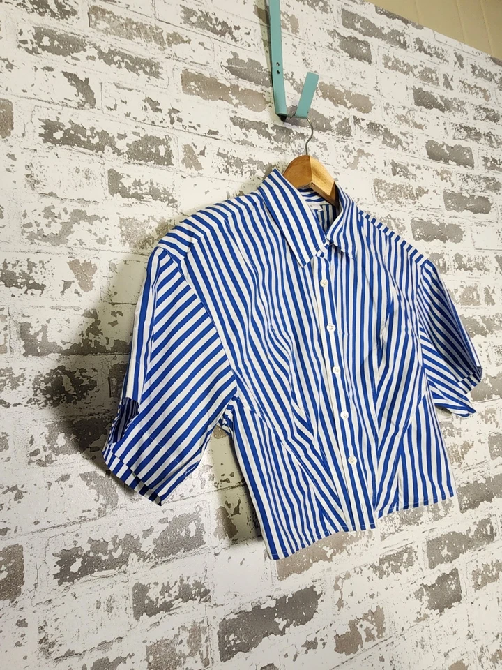 Camisa con montura abotonada XS blanca azul a rayas preppy oficina clásica recortada Foto 2 de 4